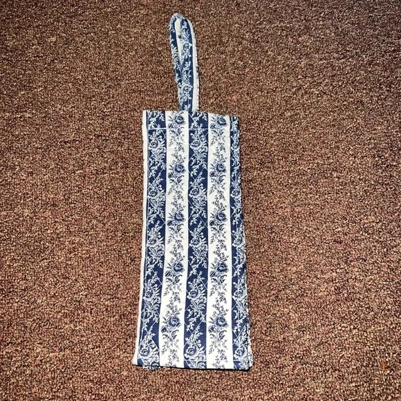 𝅺CHARM your hosts with this Quilted wine/ liquor gift bag. - Picture 2 of 3